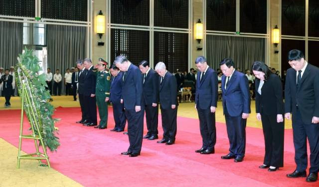 Le secrétaire général du Parti communiste du Vietnam Tô Lâm s'est rendu à Vientiane pour rendre hommage à Khamtay Siphandone. Photo : VNA.