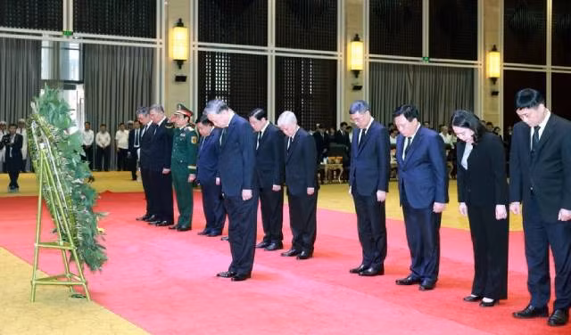 Le secrétaire général du Parti communiste du Vietnam Tô Lâm s'est rendu à Vientiane pour rendre hommage à Khamtay Siphandone. Photo : VNA.