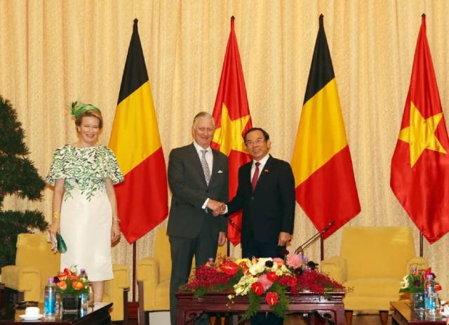 Nguyên Van Nên, membre du Bureau Politique et secrétaire du Comité du Parti de Hô Chi Minh-Ville (droite) et le roi Philippe de Belgique et la reine Mathilde, en visite d'État au Vietnam. Photo : VNA. 