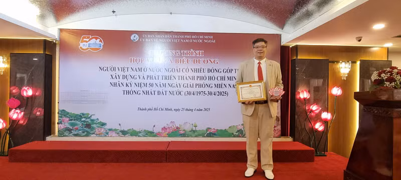 Le professeur docteur Trân Hai Linh lors de la cérémonie de remise du certificat de mérite pour sa contribution au développement de Hô Chi Minh-Ville, à l'occasion du 50ᵉ anniversaire de la libération du Sud et de la réunification du pays. Photo : fournie par l'intéressé. Le professeur docteur Trân Hai Linh lors de la cérémonie de remise du certificat de mérite pour sa contribution au développement de Hô Chi Minh-Ville, à l'occasion du 50ᵉ anniversaire de la libération du Sud et de la réunification du pays. Photo : fournie par l'intéressé.
