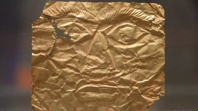 Tous ces masques sont fabriqués en or, avec un niveau de fabrication très sophistiqué. Photo : Vietnamnet.