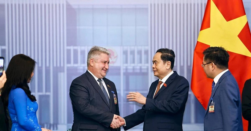 Le président de l’Assemblée nationale (AN) Trân Thanh Mân (droite) et Ipatau Vadzim, vice-président de la Chambre basse de Biélorussie. Photo : VNA. 