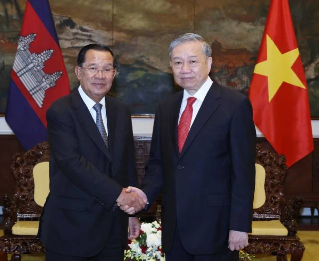 Le secrétaire général du Parti communiste du Vietnam To Lam (droite) et le président du Parti du peuple cambodgien (PPC) Hun Sen. Photo : VNA.