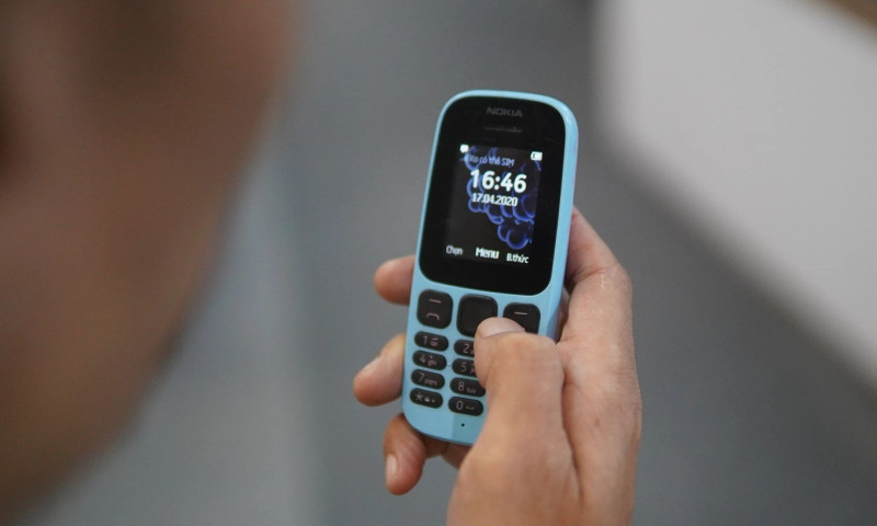 Une personne utilisant un vieux téléphone portable de type « brique » avant l’arrêt du réseau 2G, en octobre 2024. Photo: vnexpress.net