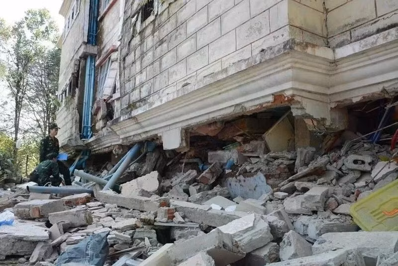 Des secouristes vietnamiens travaillent près d’un bâtiment qui s’est effondré à Naypyidaw, au Myanmar. Photo : qdnd.vn