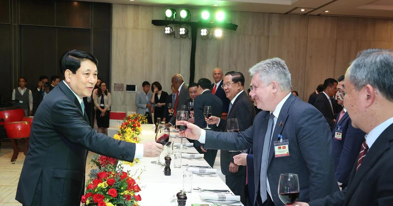 Le président Luong Cuong (à gauche) donne un banquet en l’honneur des chefs de délégations étrangères pour le 50e anniversaire de la réunification. Photo : VNA.
