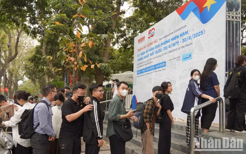 Des files d’attente se forment devant l’exposition interactive organisée par le journal Nhân Dân.