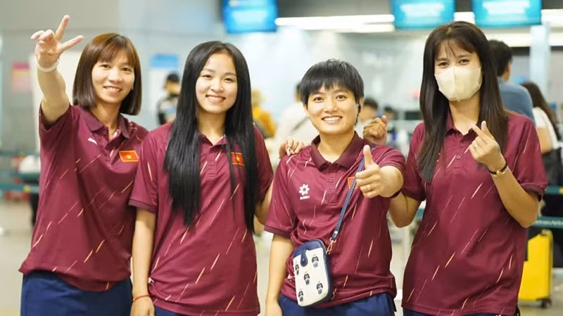 Les joueuses de l’équipe nationale féminine de futsal du Vietnam sont enthousiastes avant le départ. Photo : VFF.