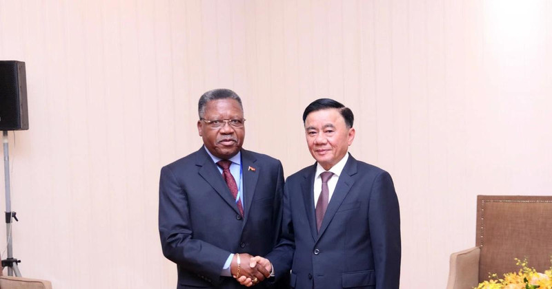 Le membre du Bureau Politique et membre permanent du Secrétariat du Comité central du Parti communiste du Vietnam, Tran Cam Tu, (droite) et Jorge Inocencio Dombolo, membre du Bureau politique du Mouvement populaire de libération de l'Angola (MPLA). Photo : VNA.