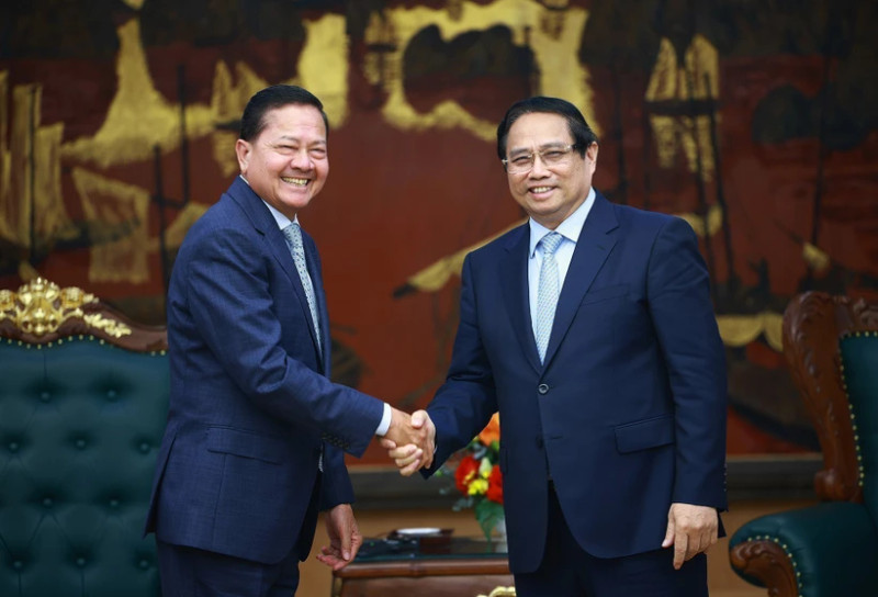 Le Premier ministre Pham Minh Chinh (à droite) et le vice-Premier ministre cambodgien Neth Savoeun. Photo : VNA.