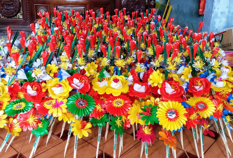 La beauté des fleurs en papier du village artisanal de Thanh Tiên de la ville de Huê. Photo : tcdulichtphcm.vn 