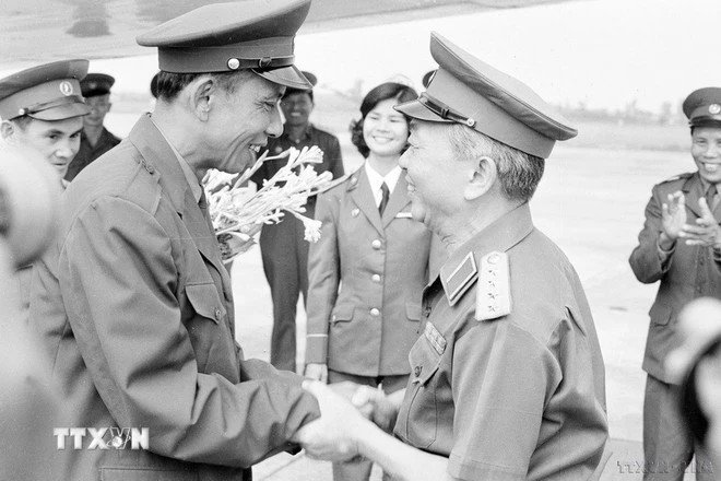 Le général Vo Nguyen Giap, ministre de la Défense, accueille le vice-Premier ministre et ministre de la Défense du Laos, Khamtay Siphandone, en visite au Vietnam (en 1977). Photo : VNA.