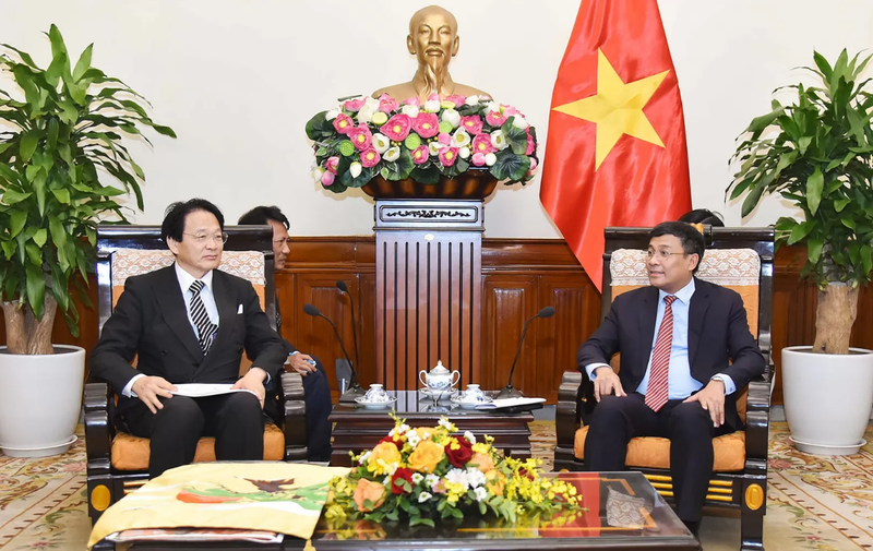 Le vice-ministre vietnamien des Affaires étrangères Nguyen Minh Vu (à droite) et Natsume Nagato, professeur, directeur général de l’Association japonaise pour la chirurgie des fentes labiales et palatines, et consul honoraire du Vietnam à Nagoya. Photo: baoquocte