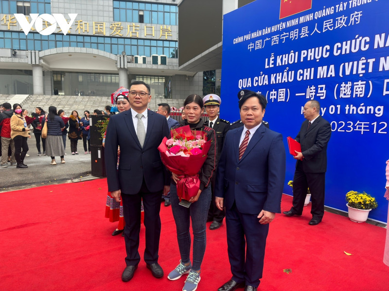 Les touristes à la une paire de portes frontalières Chi Ma (Vietnam) - Ai Diem (Chine). Photo : VOV