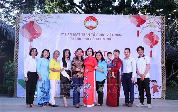 Des étudiants lao et cambodgiens et des "parents" vietnamiens. Photo : VNA.