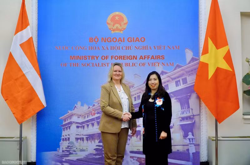 La vice-ministre vietnamienne des Affaires étrangères, Le Thi Thu Hang, et la Secrétaire d'État du ministère danois des Affaires étrangères, Lina Gandlose Hansen ont co-présidé la deuxième consultation politique sur la coopération bilatérale et les questions régionales et internationales d'intérêt commun. Photo: baoquocte.vn