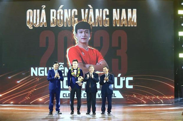Le milieu de terrain Nguyên Hoàng Duc, du club de Thê Công Viettel, remporte le Ballon d'Or du Vietnam 2023. Photo : VNA.