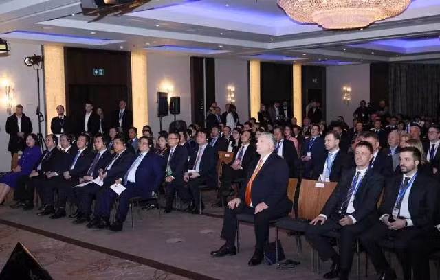 La visite du ministre hongrois des AE et du Commerce extérieur ouvre des opportunités et approfondit l'efficacité du partenariat intégral Vietnam-Hongrie ảnh 3 La visite du ministre hongrois des AE et du Commerce extérieur ouvre des opportunités et approfondit l'efficacité du partenariat intégral Vietnam-Hongrie ảnh 3