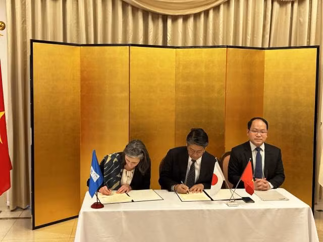 Cérémonie de signature de l'accord d'échange pour lancer l'initiative de renforcement des capacités de soutien à l'innovation du Centre national d'innovation. Photo : Ambassade du Japon au Vietnam.