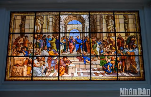 Le vitrail classique « The School of Athens » est l'un des artefacts les plus remarquables du musée. Photo : nhandan.vn