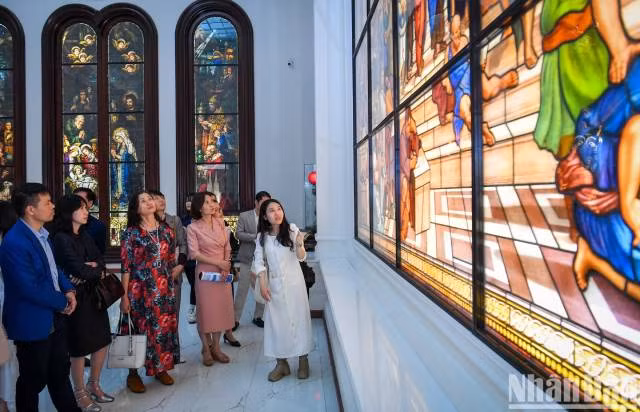 Les visiteurs lors de l'inguration du premier musée d’art du vitrail au Vietnam. Photo : nhanda.vn