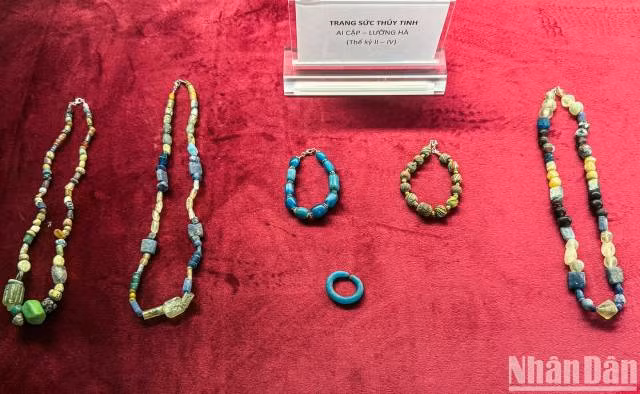 Un espace artistique unique et coloré au premier musée d’art du vitrail du Vietnam. Photo : nhandan.vn