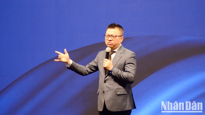Le rédacteur en chef du journal Nhân Dân, Lê Quốc Minh, membre du Comité central du Parti, vice-président de la Commission centrale de la Propagande et de l'Éducation, de Sensibilisations de masse, ainsi que président de l'Association des Journalistes du Vietnam, s'exprime lors de l'événement. Photo : nhandan.vn