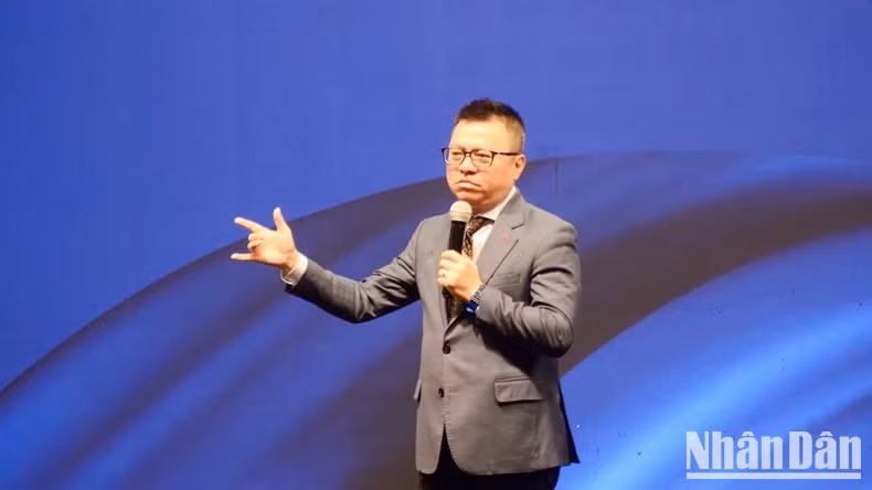 Le rédacteur en chef du journal Nhân Dân, Lê Quốc Minh, membre du Comité central du Parti, vice-président de la Commission centrale de la Propagande et de l'Éducation, de Sensibilisations de masse, ainsi que président de l'Association des Journalistes du Vietnam, s'exprime lors de l'événement. Photo : nhandan.vn