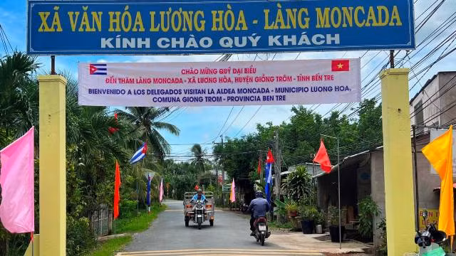 La route menant au village de Moncada - commune de Luong Hoa dans le district de Giông Trôm, province de Bên Tre. Photo : Journal Nhân Dân
