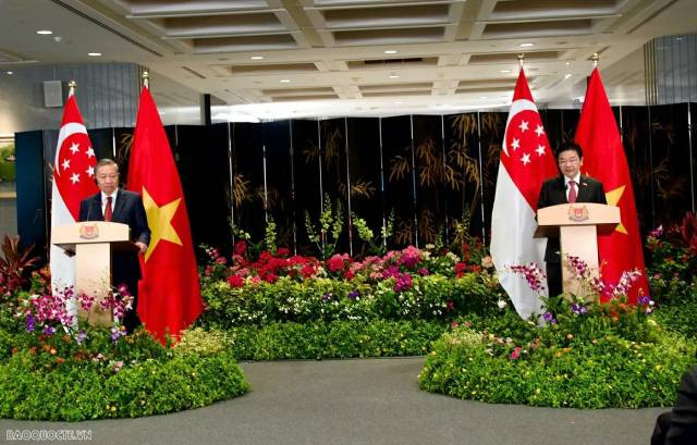  Le Secrétaire général du PCV Tô Lâm et le Premier ministre de Singapour, Secrétaire général du Parti d'action populaire, Lawrence Wong, ont annoncé, le 12 mars, l'élévation des relations bilatérales au niveau de Partenariat stratégique intégral. Photo : baoquocte.vn