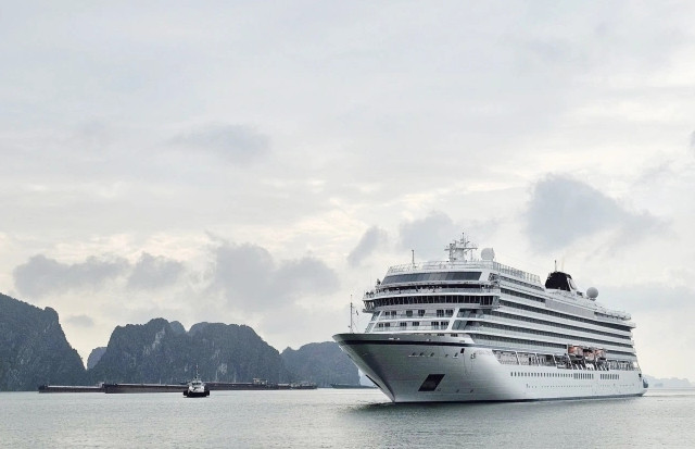 Le navire de croisière Viking Orion amène des touristes internationaux à Ha Long. Photo : congluan.vn