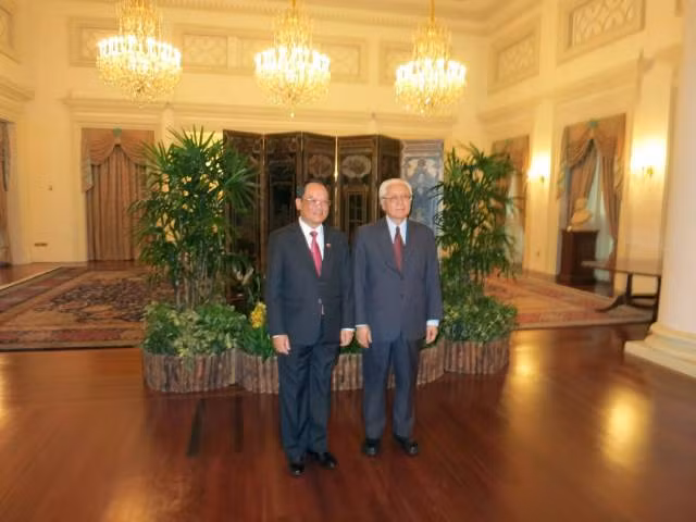 L'ambassadeur vietnamien Trân Hai Hâu (à gauche) a pris congé du Président Tony Tan Keng Yam à l'occasion de la fin de son mandat à Singapour, au palais d'Istana, en novembre 2014. Photo: baoquocte.vn