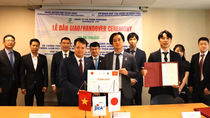 La cérémonie de remise des équipements dans le cadre du « Projet de diffusion, de démonstration et de commercialisation du système de production et de stockage d’électricité solaire et du système de surveillance IoT utilisant la technologie du cloud computing ». Photo : nhandan.vn