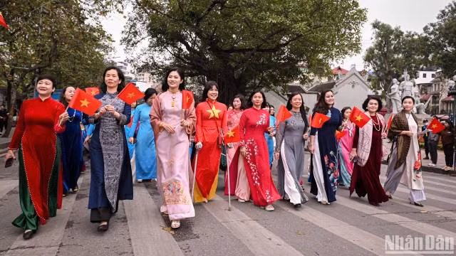 [Photos] Plus de 1 000 participantes portant l’ao dài forment la carte du Vietnam