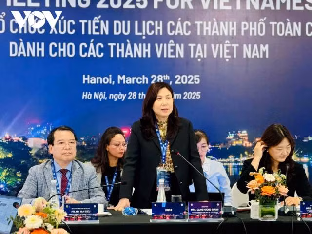 La directrice du Service du Tourisme de Hanoi, Dang Huong Giang, s'exprime lors de la conférence « Positionnement des produits touristiques uniques : renforcer l’attractivité des villes vietnamiennes ». Photo : VOV.