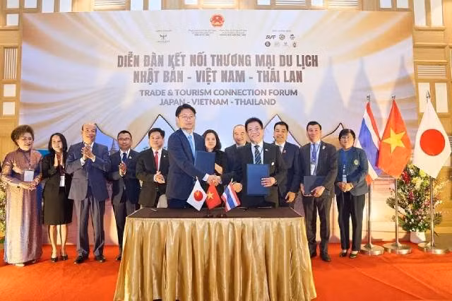 La cérémonie de signature lors du forum. Photo: baoquocte.vn