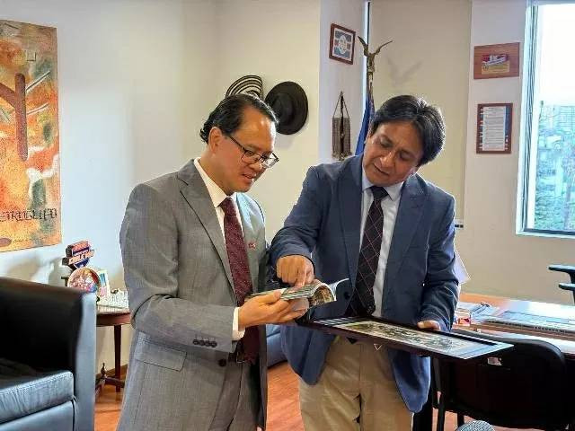 L'ambassadeur du Vietnam au Chili Nguyên Viêt Cuong (à gauche) et le gouverneur Ricardo Heriberto Díaz Cortés (à droite) Photo : baoquocte.vn