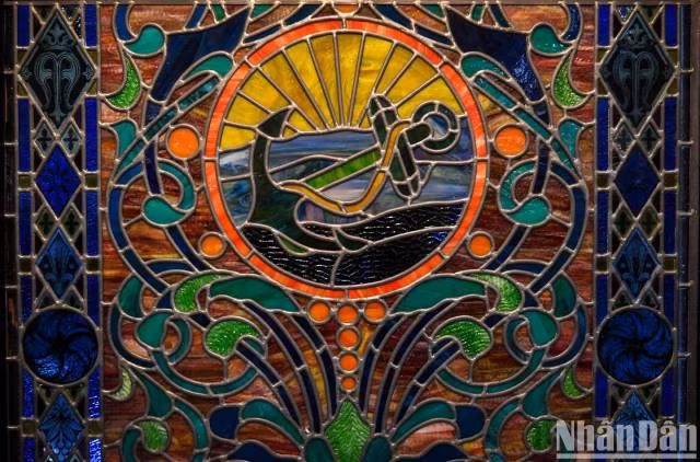 Une oeuvre exposée au Musée d'art du vitrail. Photo : nhandan.vn
