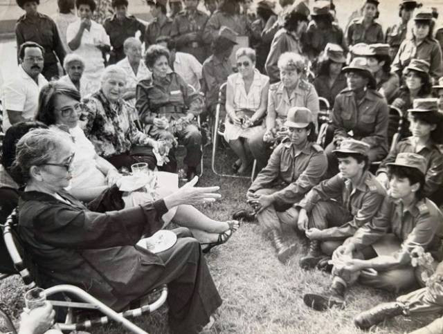 La rencontre de Mme Nguyên Thi Dinh avec les soldats du Régiment d'artillerie anti-aérienne de Cuba. Photo : VNA.
