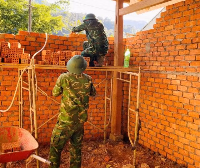 Les soldats de la Garde-frontière de la province de Quang Nam apportent leur soutien en main-d'œuvre. Photo: VOV