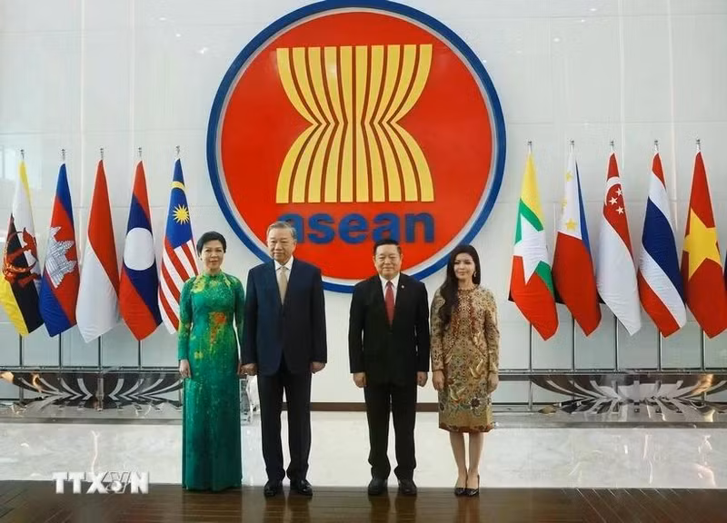Le SG du PCV Tô Lâm (2e de gauche à droite) et son épouse effectuent une visite au Secrétariat de l'ASEAN. Photo : VNA.