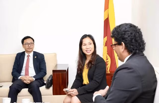 L'ambassadrice du Vietnam au Sri Lanka, Trinh Thi Tâm et le ministre sri-lankais du Commerce, du Commerce extérieur, de la sécurité alimentaire et du développement des coopératives, Wasantha Samarasinghe lors de la séance de travail. Photo: baoquocte.vn