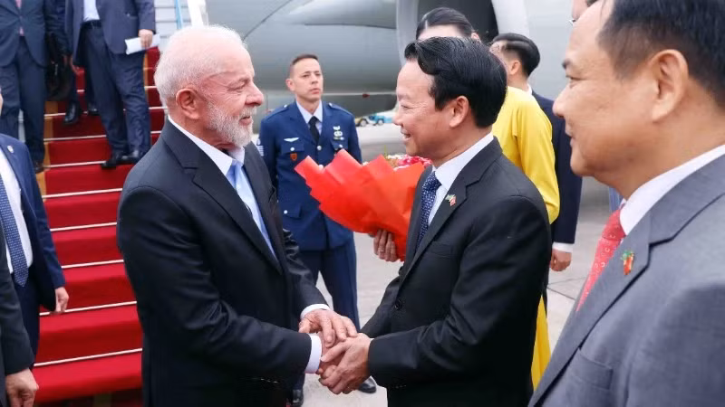 Le ministre de l'Agriculture et de l'Environnement, Dô Duc Duy, accueille le Président du Brésil, Luiz Inácio Lula da Silva, à l'aéroport international de Nôi Bài, à Hanoi. Photo: VNA