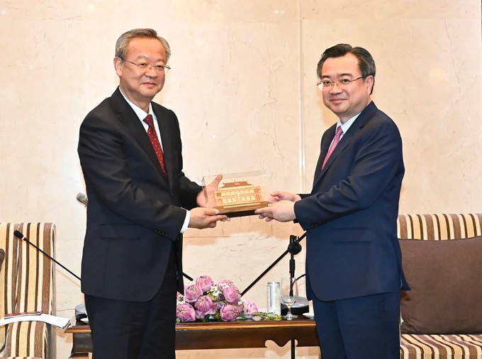 Nguyên Thanh Nghi, membre du Comité central du Parti et vice-secrétaire permanent du Comité du Parti de Hô Chi Minh-Ville (à droite) et Chen Jianwen, membre suppléant du Comité central du Parti communiste chinois et rédacteur en chef du Quotidien du Peuple (à gauche). Photo: sggp.org.vn