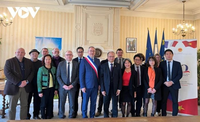 Les responsables de Saintes reçoit une délégation de l’ambassade du Vietnam en France. Photo : VOV