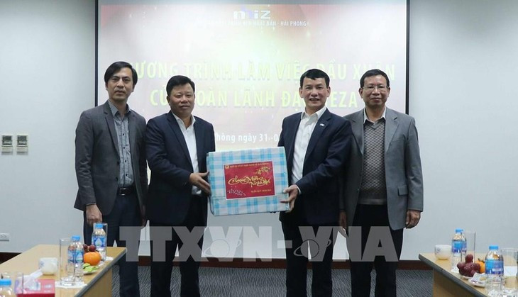 Le président du comité d’administration de la zone économique de Hai Phong, Lê Trung Kiên (deuxième, gauche) et les représentants du parc industriel Nomura Hai Phong. Photo : Hoàng Ngoc/VNA.