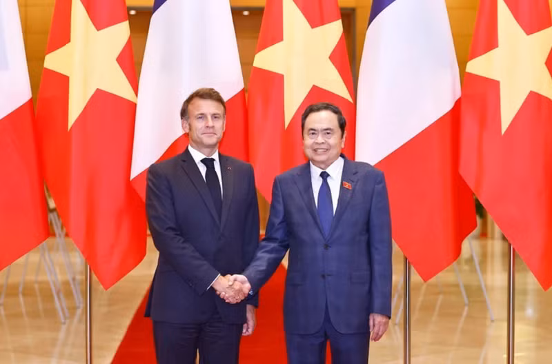 Le président de l’Assemblée nationale du Vietnam, Tran Thanh Man, et le président français, Emmanuel Macron. Photo: VNA