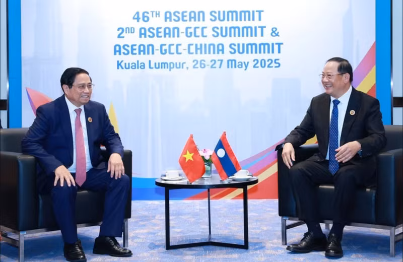 Le Premier ministre Pham Minh Chinh (gauche) rencontre son homologue lao, Sonexay Siphandone, en marge du 46e Sommet de l’ASEAN. Photo: VNA