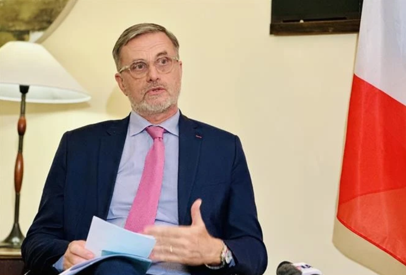 L’ambassadeur de France au Vietnam, Olivier Brochet, lors de la rencontre avec la presse, le 23 mai à Hanoï. Photo : CVN/VNA.