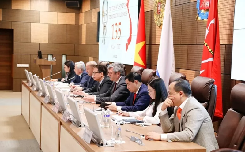 L'ambassadeur du Vietnam en Russie, Dang Minh Khoi, effectue une visite à Saint-Pétersbourg, participant à une série d'activités importantes commémorant le 135e anniversaire de la naissance du Président Hô Chi Minh. Photo : baoquocte.